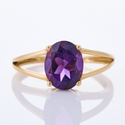 14ct Yellow Gold, Oval Amethyst Ring - Near new