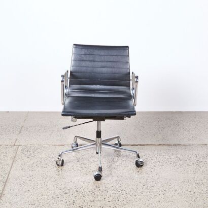 A Replica Eames Moda Office Chair