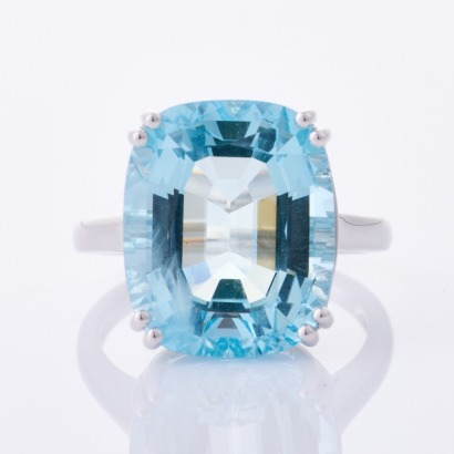 18ct White Gold, Modern, 11.90ct Aquamarine Ring - Near new