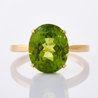 18ct Yellow Gold, Modern 6.44 ct Oval Mixed Cut Peridot Ring - Near new