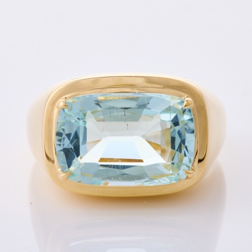 18ct Yellow Gold, Modern 5.76ct Aquamarine Ring - Near new