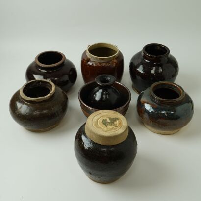 A Collection of Eight Assorted Porcelain Pieces