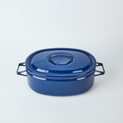 An MCM Large Blue Enamelware Oval Casserole with Lid by Seppo Mallat for Finel Arabia, Finland c.1950/60s