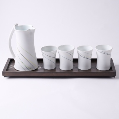 A Grancy Fu Porcelain Water Jug And Four Beakers With A Wooden Display Stand.