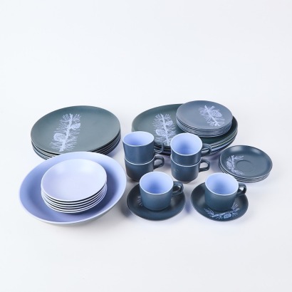 A Crown Lynn Dorothy Thorpe Pinecone Tableware Set