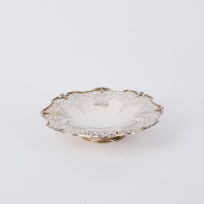 A Goldsmiths and Silversmiths Company Dish 427g