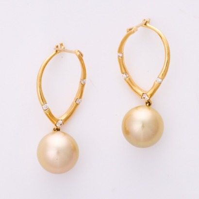 18ct Yellow Gold, 10.9mm South Sea Pearl / .20ct Diamond Earrings