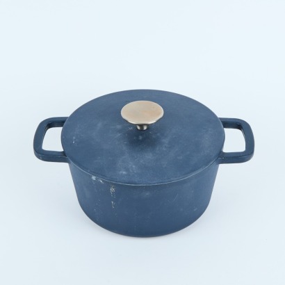 A Cast Iron Casserole Dish, 2.4L