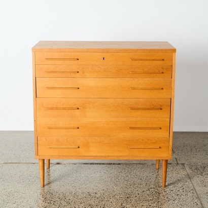 A Mid-Century Oak Chest of Drawers