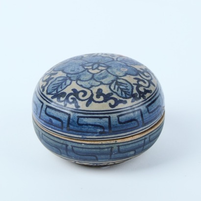 An Antique Chinese Blue and White Lidded Paste Jar