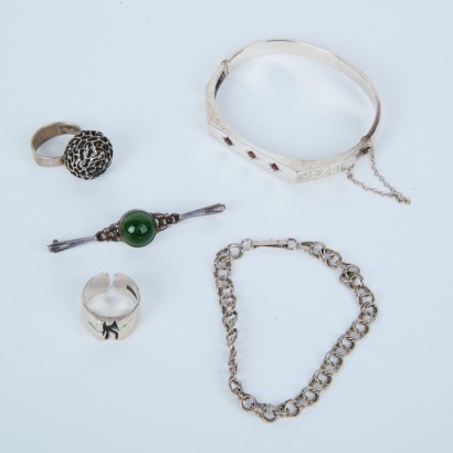A Collection Of Five Costume Jewellery Items
