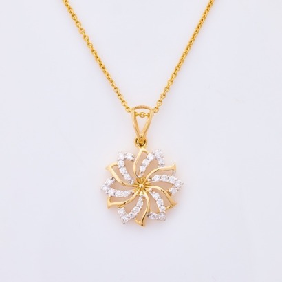 18ct Yellow Gold, Modern, .25ct Diamond Flower Pendant on 42cm, 18ct Yellow Gold Chain