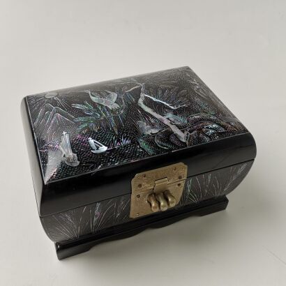 A Korean Black Lacquer Inlaid with Mother-of-Pearl 'Floral and Bird' Covered Box