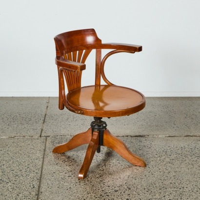 A Swivelling Captain's Chair