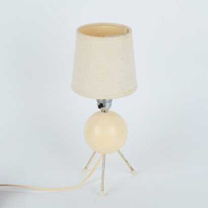 A Small Atomic Lamp