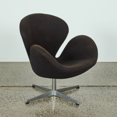 An Arne Jacobsen Style Swan Chair