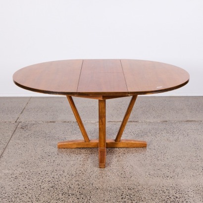A Mid-Century Extendable Pedestal Dining Table in Mahogany with V Base Design