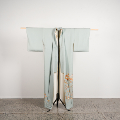 A Japanese Mid 20th-Century Light Grey Silk Gold Silk Hand Embroidered Flower Pattern Women's Kimono