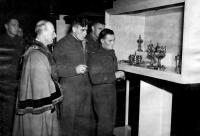 Sir George Wilkinson explains salt cellars to Kiwis Private J.G. Simpson (Auckland), LT. H.H. Thornton (Auckland), and TRPR. H.E. Cook (Hawkes Bay)