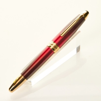 Montblanc, Meisterst&uuml;ck Calligraphy Solitaire Burgundy Lacquer Body with 18ct Flexible Nib Fountain Pen, with Box - As new