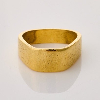 Peter Minturn, 18ct Yellow Gold, Triangular Shaped Plain Band, Size O