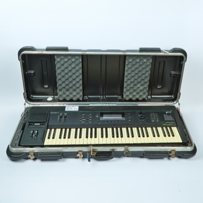 A Kurzweil Synthesizer Keyboard K2000