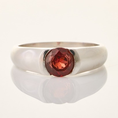 18ct White Gold, 6mm Round Mixed Cut Garnet Ring - Near new