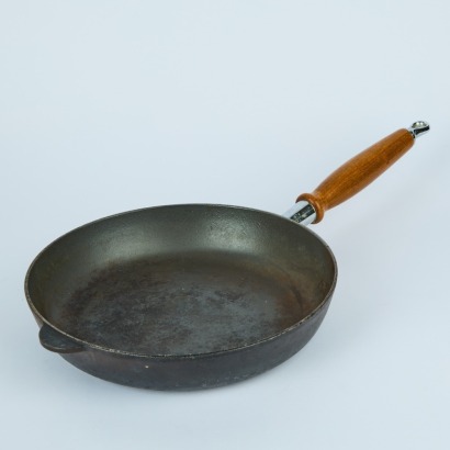 A Le Creuset Cast Iron Frying Pan Size 28