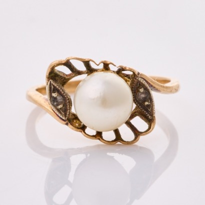 9ct Yellow Gold, 6.7mm Pearl / .01ct Single Cut Diamond Ring