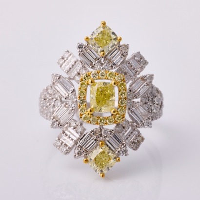 An Impressive, 18ct White Gold, Modern, 2.81ct Yellow / White Diamond Ring - Near new