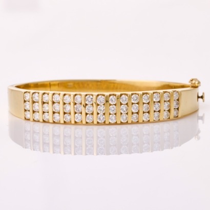 14ct Yellow Gold, 2.50ct Diamond Set Oval Hinged Bangle