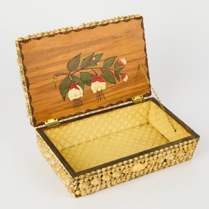 A Retro Shell Decorated Trinket Box