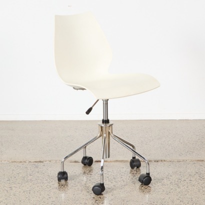 A Maui Swivel Chair by Vico Magistretti for Kartell