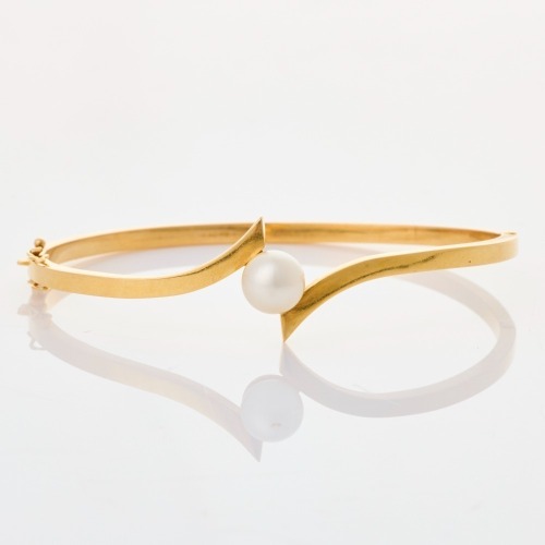 18ct Yellow Gold, Oval Hinged 7.9mm Pearl Bangle