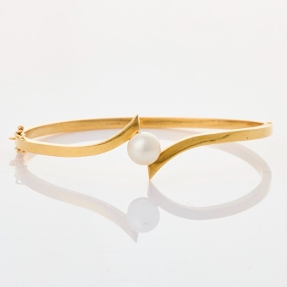 18ct Yellow Gold, Oval Hinged 7.9mm Pearl Bangle