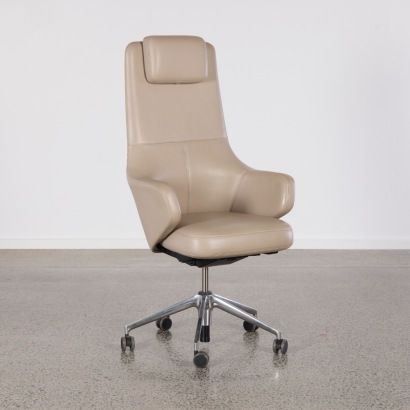 A Grand Executive Desk Chair by Antonio Citterio For Vitra