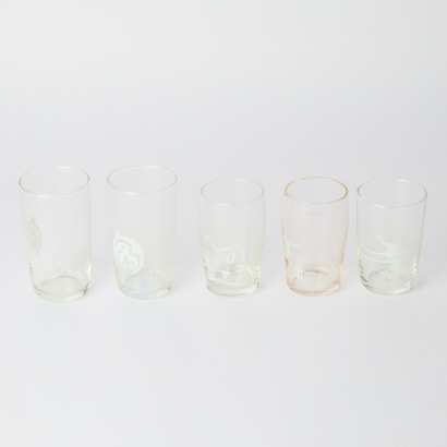 A Collection of Vintage M_ori Rock Art Glasses by Sanitarium