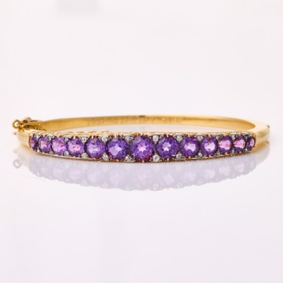 15ct Yellow Gold, Vintage, Graduated Amethyst / .15ct Diamond Oval Hinged Bangle