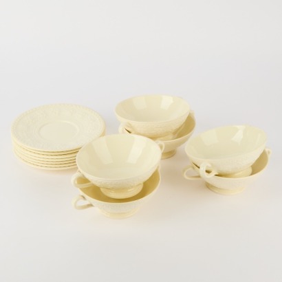 A Set of 6 Wedgwood of Etruria & Barlaston EDME Cream Colored Soup Bowls with the plates England c.1940s