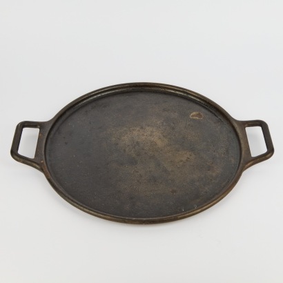 A Lodge Cast Iron Pizza Pan 38cm