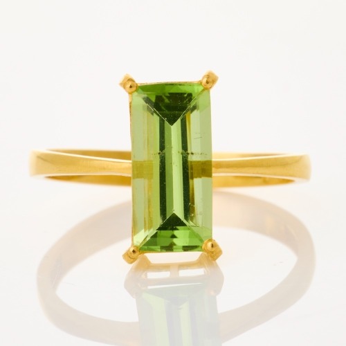 18ct Yellow Gold, Modern, Rectangular cut Peridot Ring - Near new