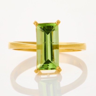 18ct Yellow Gold, Modern, Rectangular cut Peridot Ring - Near new