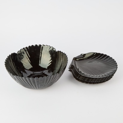 An Acoroc Scallop Set with Seven Plates and a Salad Bowl