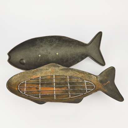 A large Cast Iron Fish cooking Dish with inside rack