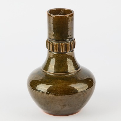 A Pottery Vase with Ribbed Detailing