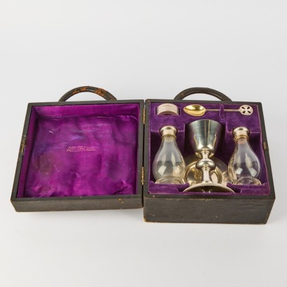 A Sterling silver travelling communion set, made by F. Osborne & Co Ltd, Ecclesiastical artists, 27 Eastcastle St, London W.L. c.1900s