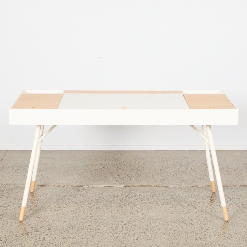A Cupertino Desk by BoConcept
