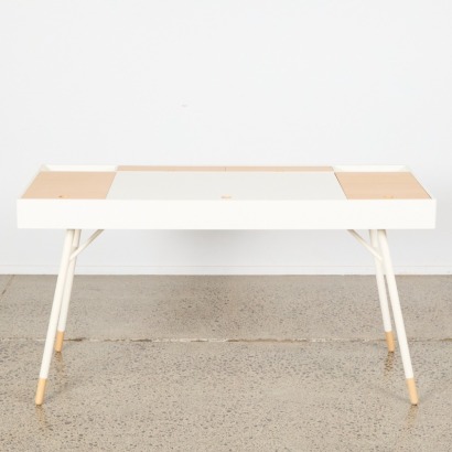 A Cupertino Desk by BoConcept