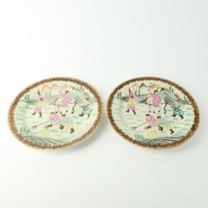 A Pair of Chinese Early 20th Century Famille-rose &lsquo;Figural&rsquo; Chargers (Qing Dynasty Tongzhi year mark)