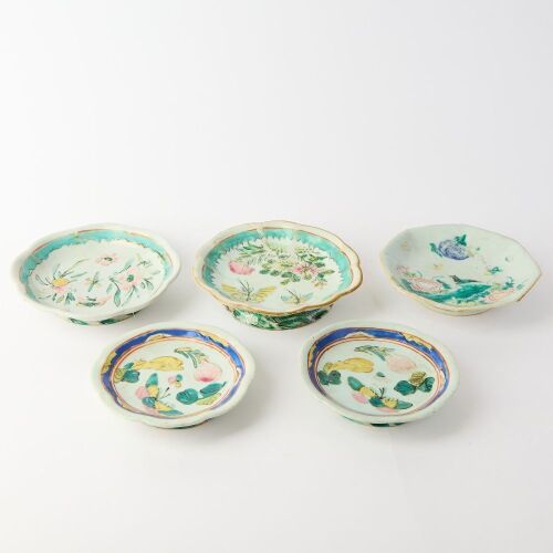 A Group of Five Chinese Late Qing Dynasty Famille-rose 'Bird and Flower' Lobed Dishes (Various Sizes)